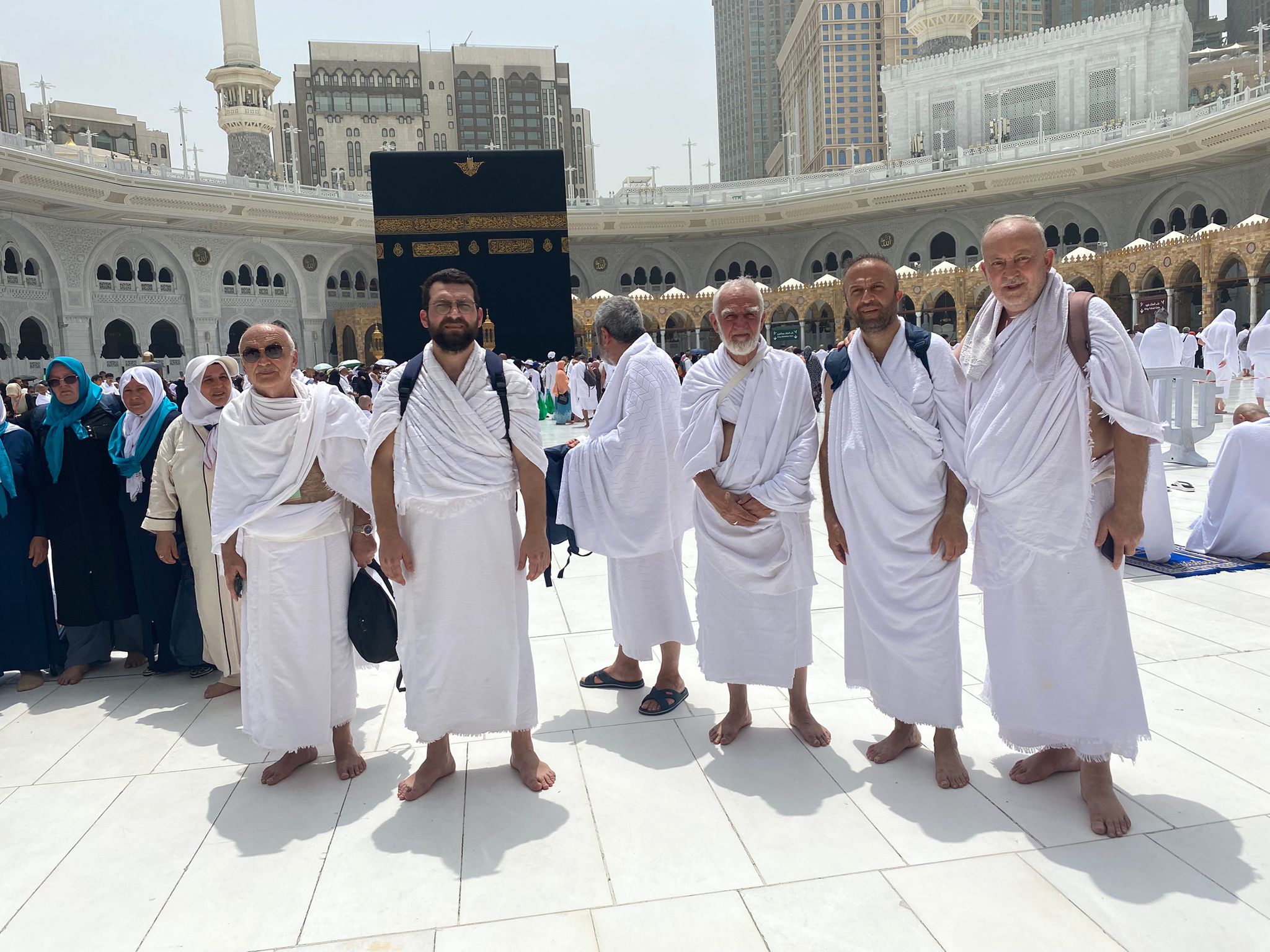 Kabe avlusunda umre kafilesi